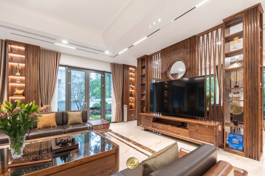 Kích thước vách ngăn phòng khách gỗ óc chó